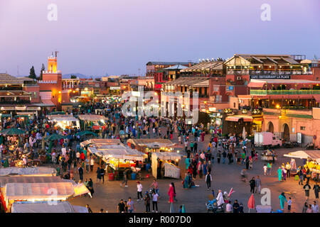 Marrakech, Marocco - Apr 27, 2016: turisti e gente del posto per la Djemaa el-Fna durante il tramonto a Marrakesh. Foto Stock