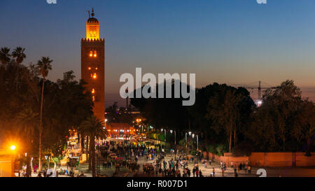 Vista tramonto sulla Moschea di Koutoubia e Djemaa el Fna con persone a Marrakech, Marocco Foto Stock
