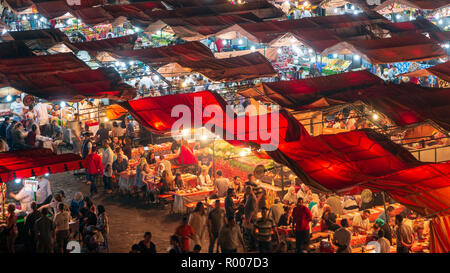 MARRAKECH, Marocco - Apr 27, 2016: Cibo si spegne al tramonto sul Djemaa El Fna. In serata la grande piazza si riempie con stand gastronomici, attracti Foto Stock