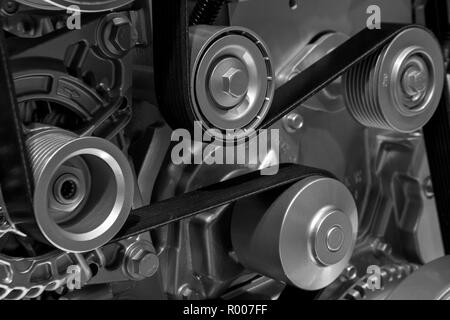 Immagine ravvicinata del sistema di puleggia e cinghia di trasmissione su un potente motore diesel. Foto Stock