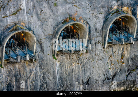 Tunnel per le linee di alimentazione che conduce nella diga di confine, Metaline Falls, Washington. Stati Uniti d'America Foto Stock