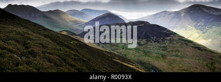 Il Coledale round con; Grisedale Pike, Crag Hill e Causey Pike con Outerside e Barrow, centro inferiore. Braithwaite, Cumbria, Inghilterra. Foto Stock