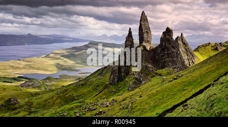 Il vecchio uomo di Storr catturati nella primavera luce, Isola di Skye in Scozia Foto Stock