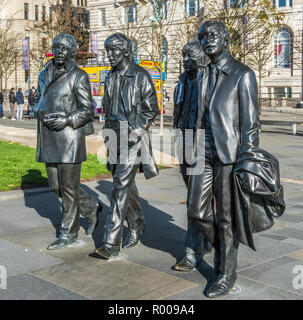 I Beatles statua su Pier Head, Liverpool, Merseyside Foto Stock