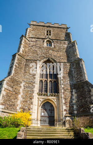 L'Occidente medievale torre della chiesa di Tutti i Santi, Hastings, East Sussex, Inghilterra Foto Stock