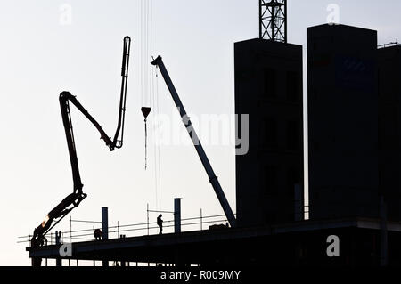 Cork, in Irlanda, il 30 marzo 2018. Lavoratori edili sul tetto della nuova navigazione edificio quadrato su Kennedy Quay Cork, Irlanda. Foto Stock