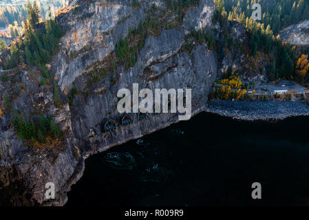 Tunnel per le linee di alimentazione che conduce nella diga di confine, Metaline Falls, Washington. Stati Uniti d'America Foto Stock