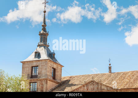 Toledo, Spagna - 28 Aprile 2018 - Dettagli architettonici del municipio della città in un giorno di primavera Foto Stock