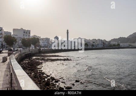 Vista verso la Mutrah Corniche di Mutrah distretto di Muscat in Oman Foto Stock