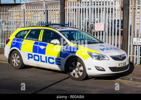 Il 30 ottobre 2018 un vuoto PSNI alta visibilità patrol auto parcheggiate in Belfast Irlanda del Nord mentre gli ufficiali trattare con una chiamata fuori in Great Victoria Stre Foto Stock
