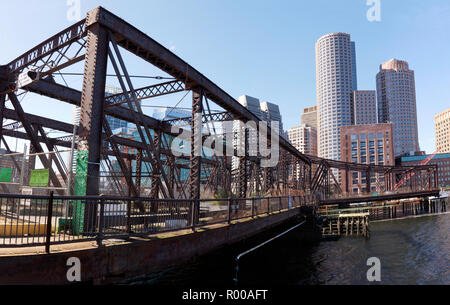 Vista panoramica della Northern Avenue Bridge, che abbraccia Fort Point Channel Boston, Massachusetts Foto Stock