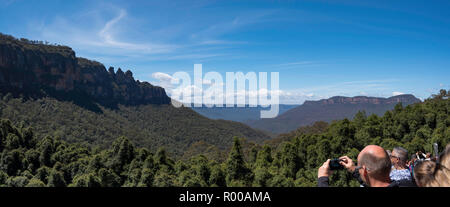 La gente di fotografare le Tre Sorelle e il Parco Nazionale Blue Mountains dalla base della Ferrovia Scenica presso Scenic World, KATOOMBA, Australia Foto Stock