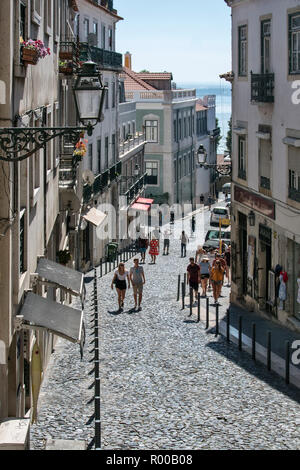 I turisti in Rua Bartolomeu de Gusmao nel quartiere di Alfama, Lisbona, Portogallo. Foto Stock