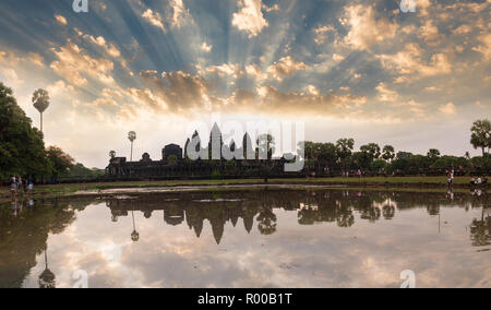 Una riflessione di Angkor Watt a sunrise, Cambogia Foto Stock