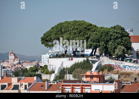 Vista del Miradouro da Nossa Senhora do Monte punto di vista dal Miradouro do Castelo de Sao Jorge punto di vista nel quartiere di Alfama, Lisbona, Portogallo. Foto Stock