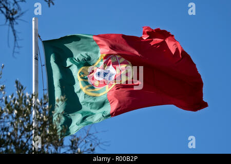 Bandiera portoghese sventolano al Castelo de Sao Jorge, Lisbona, Portogallo. Foto Stock