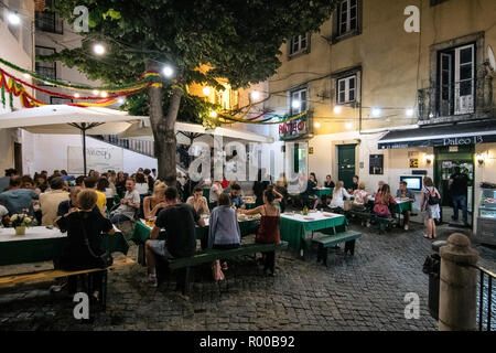 Area salotto all'aperto presso il ristorante Pateo 13 nel quartiere di Alfama, Lisbona, Portogallo. Foto Stock