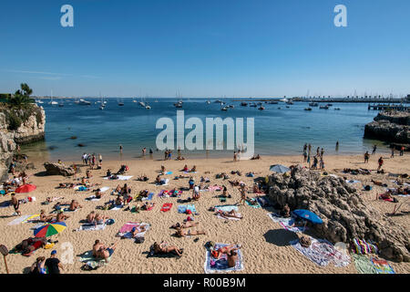 Città spiaggia Praia da Rainha a Cascais, Portogallo. Foto Stock