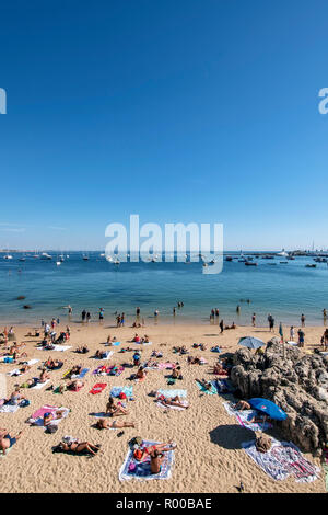 Città spiaggia Praia da Rainha a Cascais, Portogallo. Foto Stock