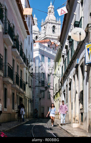 Street nel quartiere di Alfama, Lisbona, Portogallo. Foto Stock