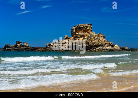 Rocce di Praia do Castelejo spiaggia presso la Costa Vicentina costa, Vila do Bispo, Portogallo Foto Stock