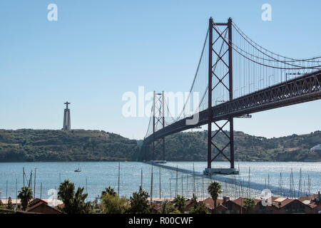 Vista del fiume Tago (Rio Tejo), il Ponte 25 de Abril Bridge e la statua di Gesù Cristo Rei dal bar sul tetto presso la fabbrica di LX, Lisbona, Portogallo. Foto Stock
