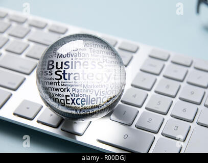 Icona di business nella sfera di cristallo bianco sulla tastiera del computer Foto Stock