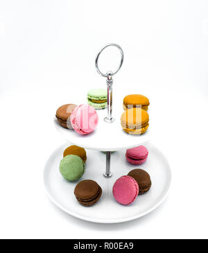 Macarons su tier i vassoi, etagere, tiered macarons Foto Stock