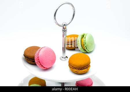 Macarons su tier i vassoi, etagere, tiered macarons Foto Stock