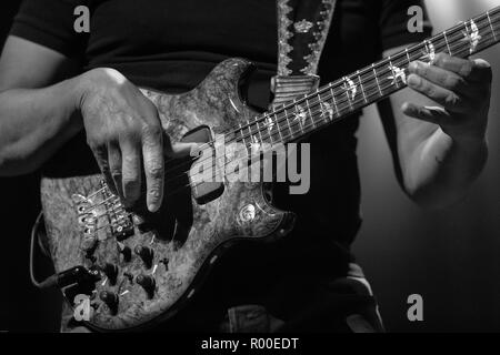 Stanley Clark giocando alambicco chitarra basso al cork jazz festival 2018 presso il everyman a Cork in Irlanda Foto Stock