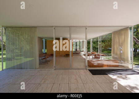 Vista verso l'interno di Farnsworth House dall architetto Ludwig Mies van der Rohe, 1951, Plano, Illinois, Stati Uniti d'America Foto Stock