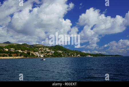 CALA PONCET, ALCANADA, Alcudia, Maiorca, Spagna - 5 ottobre 2018: vista panoramica del Mediterraneo real estate lungo la baia di Alcudia. Foto Stock