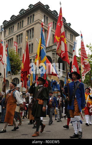 La festa nazionale svizzera: il 1° agosto sfilata con tradizionali uniformi in Bahnhofstreet Foto Stock