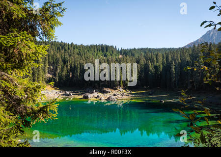 Lago di Carezza e la sua acqua turchese in autunno sulle alpi italiane Foto Stock