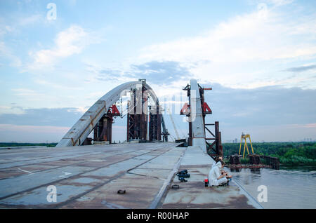 Incompiuto ponte di metallo. Abbandonato il paesaggio industriale al tramonto Foto Stock