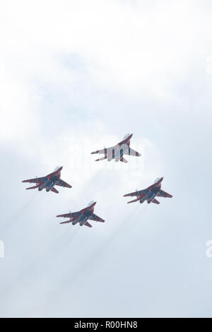 Kazan, Federazione Russa - Ottobre 27, 2018: acrobazia eseguita dal gruppo di aviazione militare di-forze aeree della Russia 'Strizhi' sullo sfondo di nuvole Foto Stock