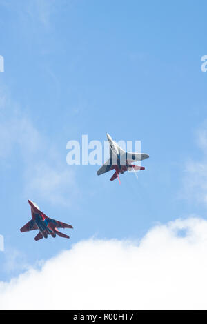 Kazan, Federazione Russa - Ottobre 27, 2018: Aviazione gruppo di militari-forze aeree della Russia 'Strizhi' eseguendo acrobazie aeree. Foto Stock