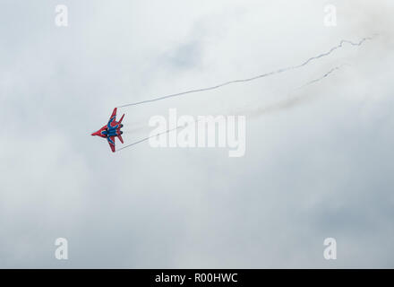 Kazan, Federazione Russa - Ottobre 27, 2018: acrobazia eseguita dal gruppo di aviazione militare di-forze aeree della Russia 'Strizhi'. In aereo lascia una traccia Foto Stock