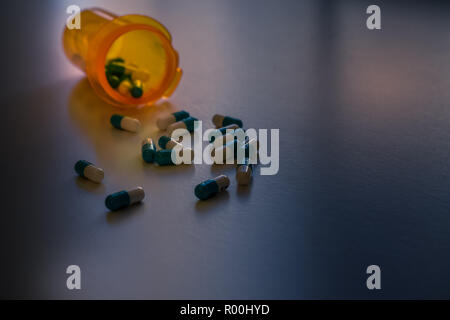 Pills sparsi sul tavolo con sfondo Foto Stock