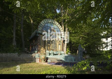 Brunnen von Ernst Fuchs im Garten der Villa Wagner, Nymphäum Omega - Fontana da Ernst Fuchs situato nel giardino di Villa Wagner Foto Stock