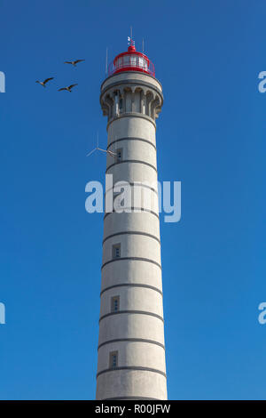 Vista del faro, tipica architettura portoghese, con dettagli e molto particolare di inquadratura, cielo blu come sfondo, situato in Leça da Palmeira, Op Foto Stock