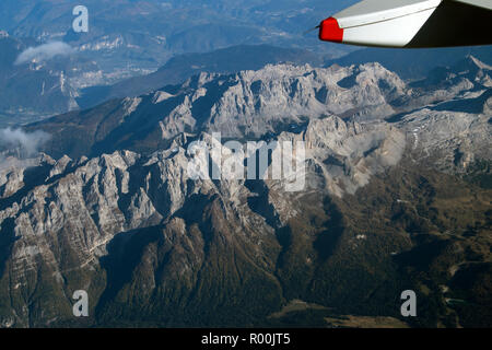 Alpi italiane da sopra presa da un aereo finestra. Italia 2018 2010s, HOMER SYKES Foto Stock