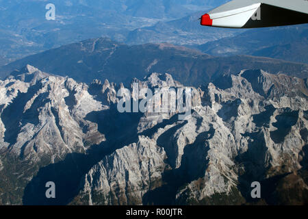 Alpi italiane da sopra presa da un aereo finestra. Italia 2018 2010s, HOMER SYKES Foto Stock