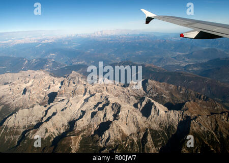 Alpi italiane da sopra presa da un aereo finestra. Italia 2018 2010s, HOMER SYKES Foto Stock