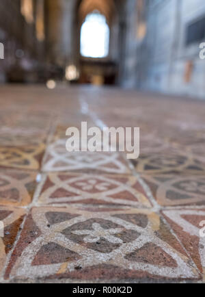 Winchester Regno Unito. Close up impressionante encausto medievale le piastrelle del pavimento nel sud dell' isola di La retrochoir presso la Cattedrale di Winchester, Hampshire. Foto Stock