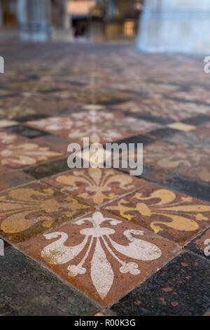 Winchester Regno Unito. Close up impressionante encausto medievale le piastrelle del pavimento nel sud dell' isola di La retrochoir presso la Cattedrale di Winchester, Hampshire. Foto Stock