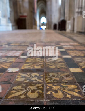 Winchester Regno Unito. Close up impressionante encausto medievale le piastrelle del pavimento nel sud dell' isola di La retrochoir presso la Cattedrale di Winchester, Hampshire. Foto Stock