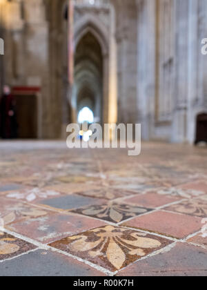 Winchester Regno Unito. Close up impressionante encausto medievale le piastrelle del pavimento nel sud dell' isola di La retrochoir presso la Cattedrale di Winchester, Hampshire. Foto Stock