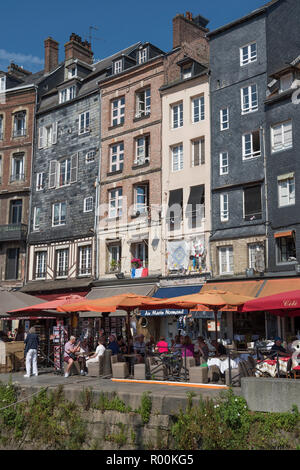 Il Quayside caffetterie e edifici storici nella città medievale di Honfleur, Calvados, Normandia, Francia. Foto Stock