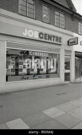 1983, storico, vista esterna di un high street jobcentre, Lewisham, nel sud di Londra, Inghilterra, Regno Unito. Nel 1973 il Regno Unito Departmemt di occupazione ha iniziato ad aprire una rete di Jobcenters che sia pubblicizzato in windows e all' interno di una vasta gamma di posti di lavoro disponibili per coloro che cercano e in cerca di lavoro. L'originale UK statali i precursori di Jobcenters erano gli scambi di manodopera. Foto Stock